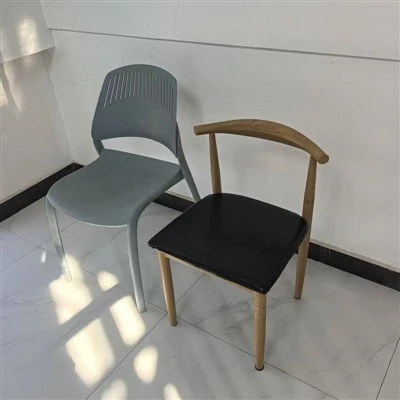 Mesa e cadeiras elementares